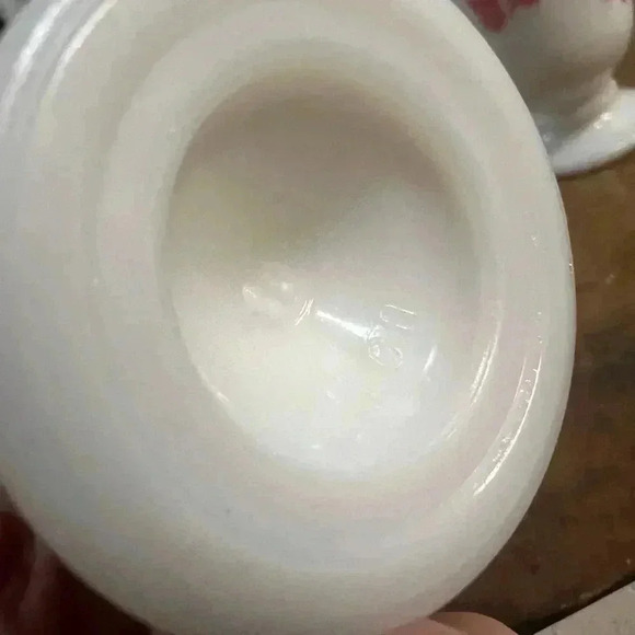 Avon vintage milk glass Demi-tasse cups. Set of  2 -Red - VGUC - Picture 3 of 5